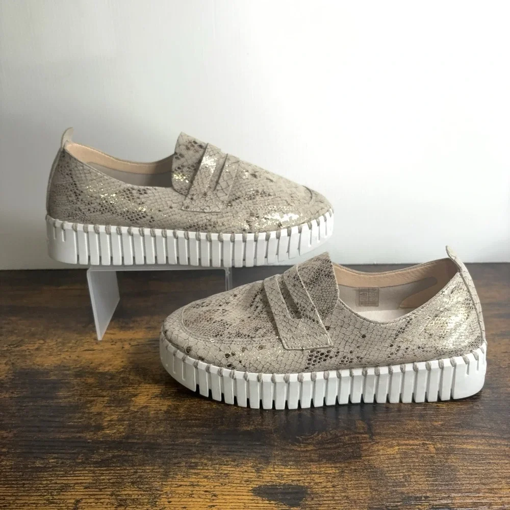 Isle Jacobson Tulip Loafers Sneakers Womens Sz 7 Wheat Gold Metallic Reptile